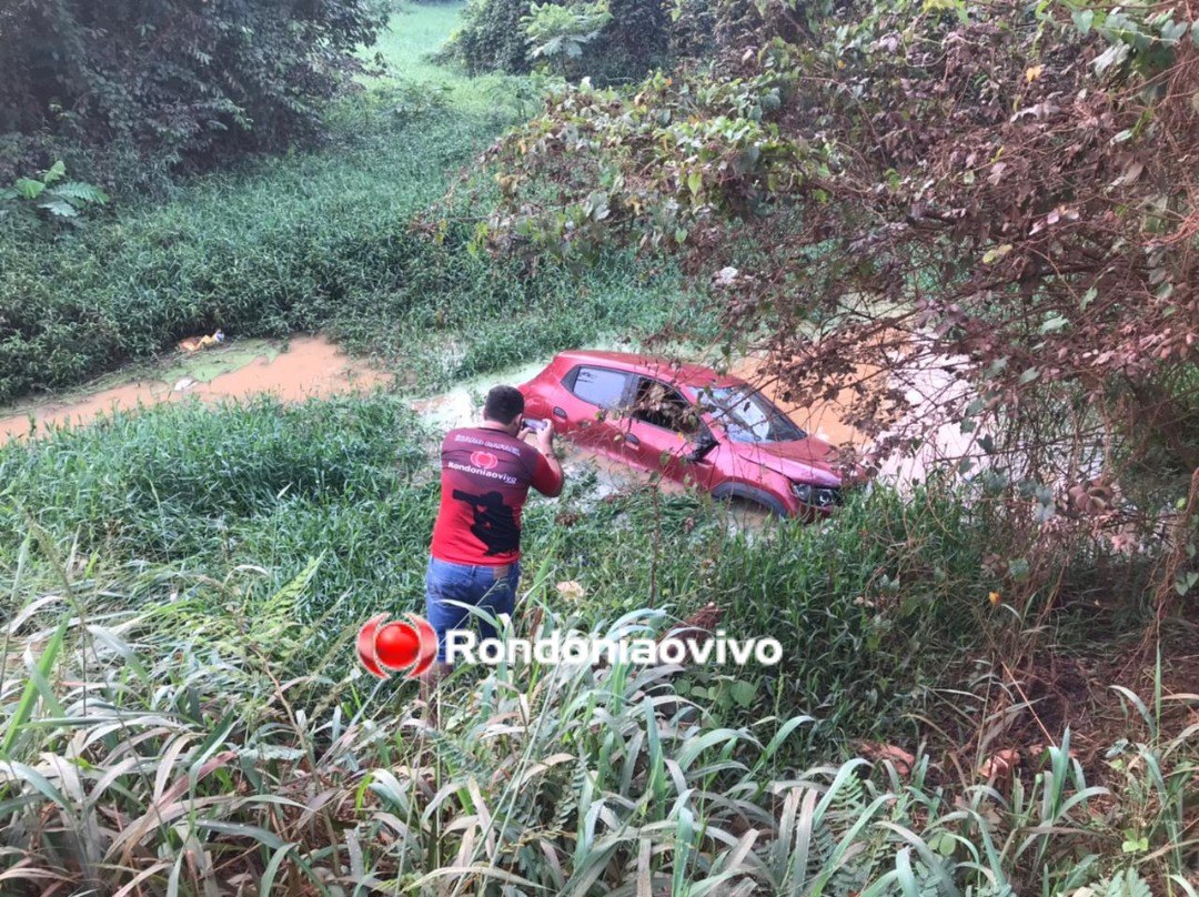 SEM CONTROLE: Veículo cai dentro de córrego e Polícia Militar é acionada 