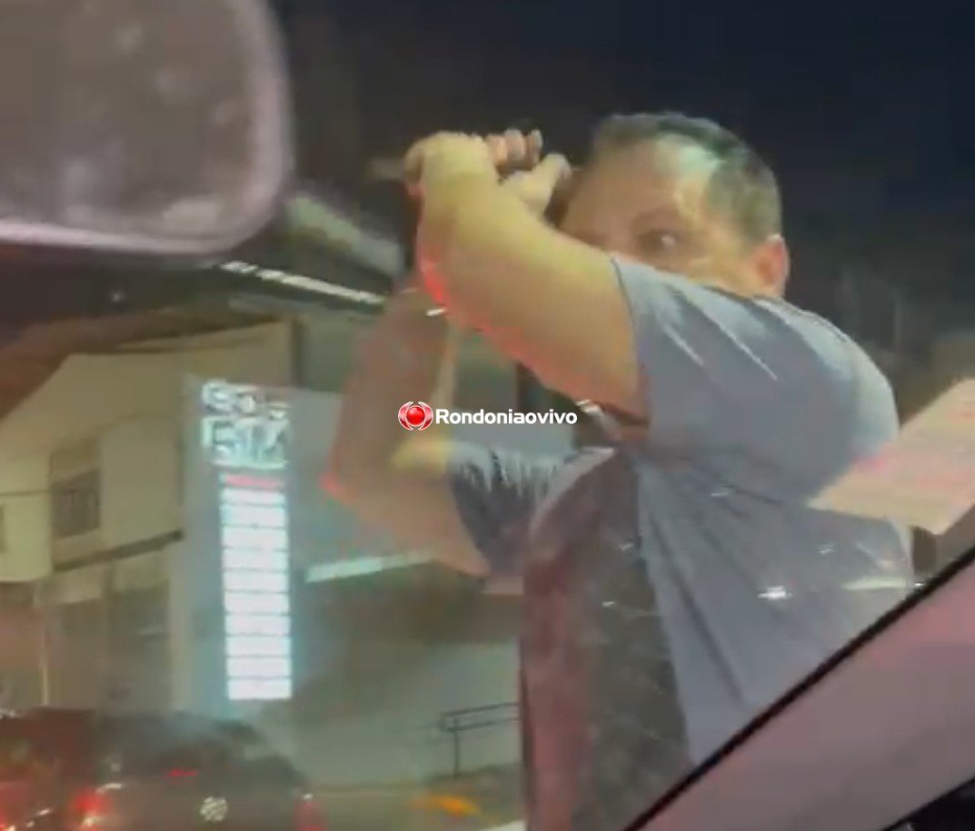 SELVAGERIA: Vídeo mostra motorista destruindo carro de mulher após discussão no trânsito 
