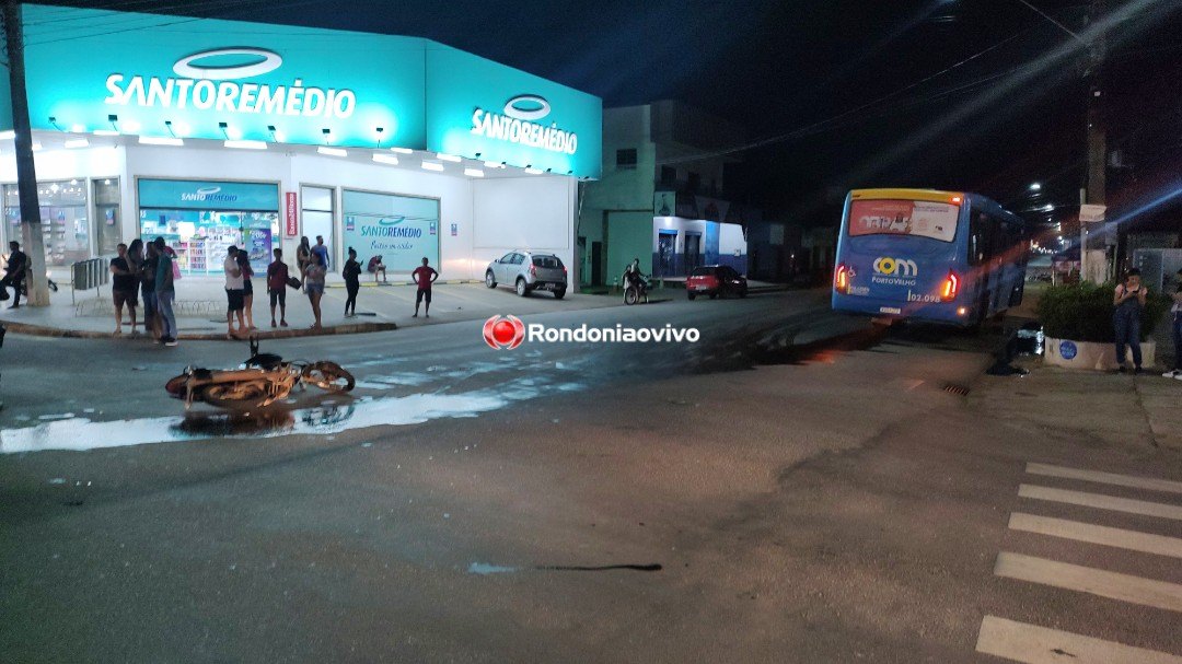 ASSISTA: Mulher em moto fica em estado grave após colisão com ônibus