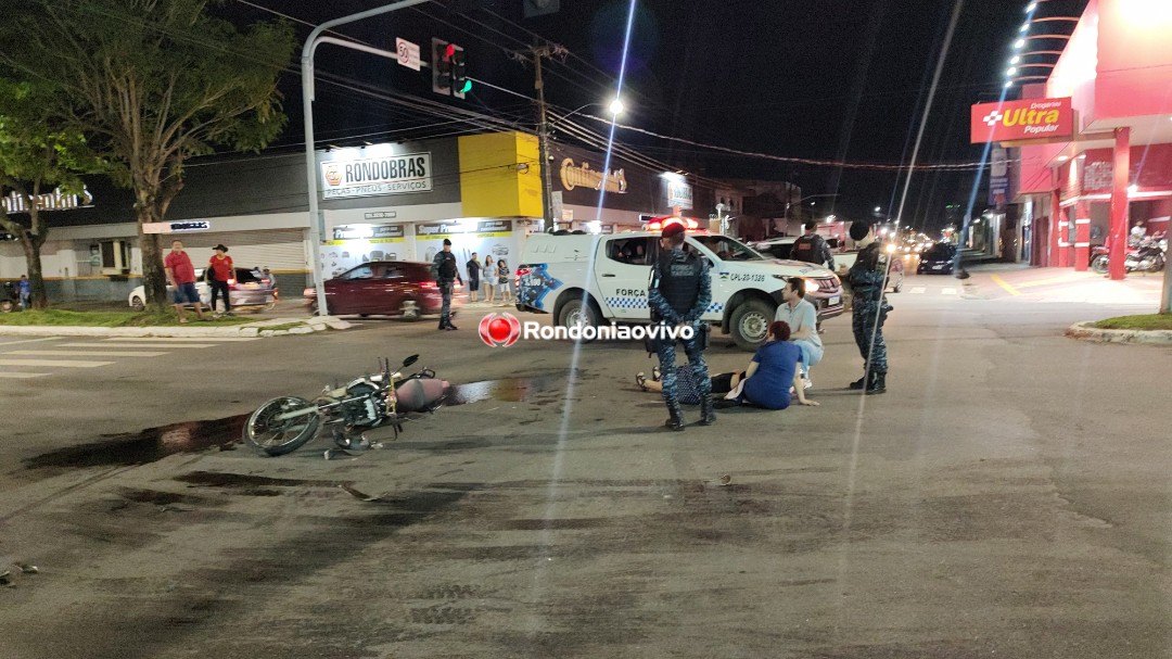 ASSISTA: Mulher em moto fica em estado grave após colisão com ônibus
