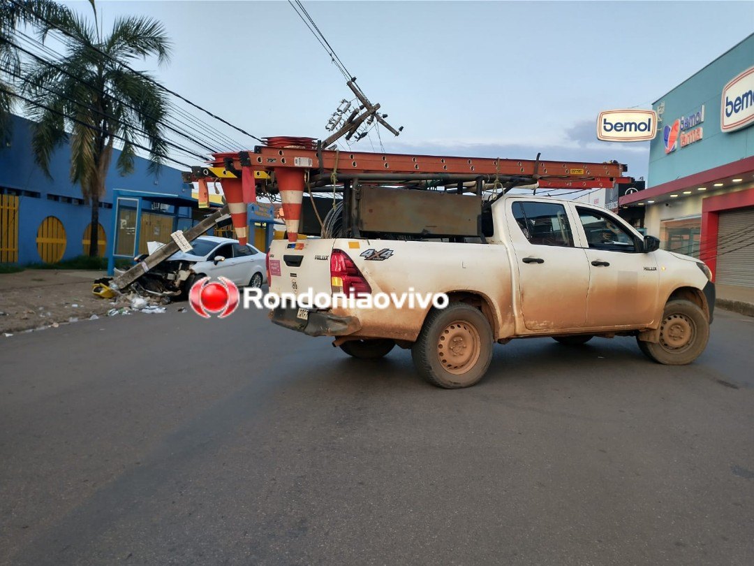 MOTORISTA FUGIU: Carro derruba poste e deixa moradores sem energia na zona Sul