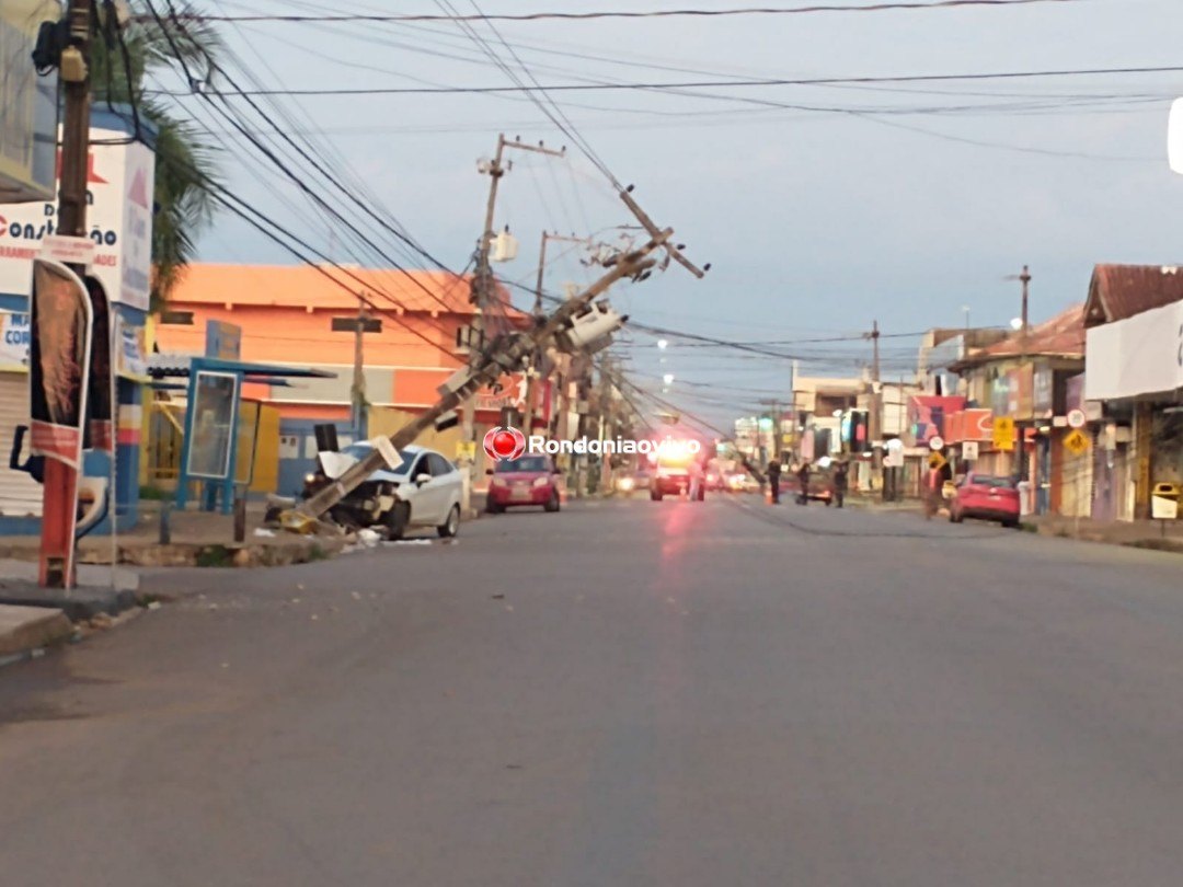 MOTORISTA FUGIU: Carro derruba poste e deixa moradores sem energia na zona Sul