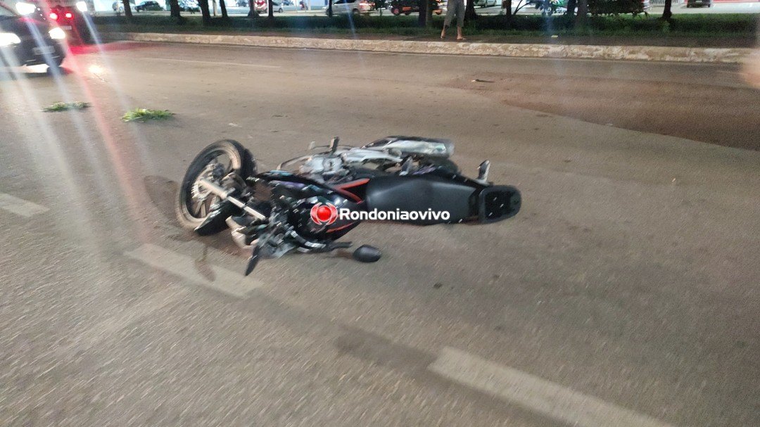 VÍDEO: Motoboy de delivery sofre fratura exposta em acidente na Jorge Teixeira
