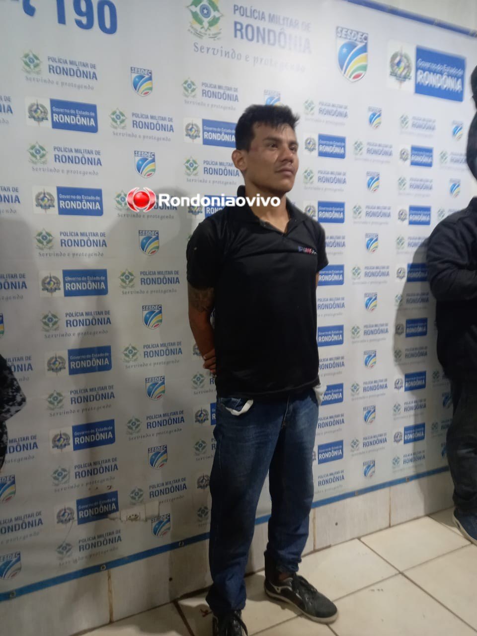 URGENTE: Dupla é presa com três pistolas na frente de comitê do Marcos Rogério após intensa perseguição 