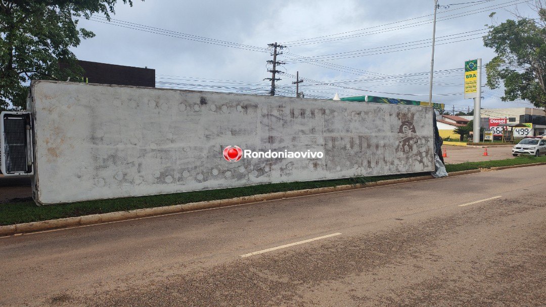 INCIDENTE: Carreta carregada de carne tomba na Avenida Imigrantes em Porto Velho 