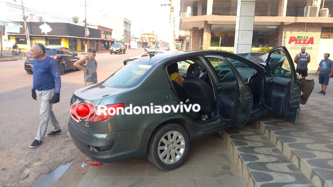 DESGOVERNADO: Mulher perde controle da direção de carro e bate contra prédio de lotérica 