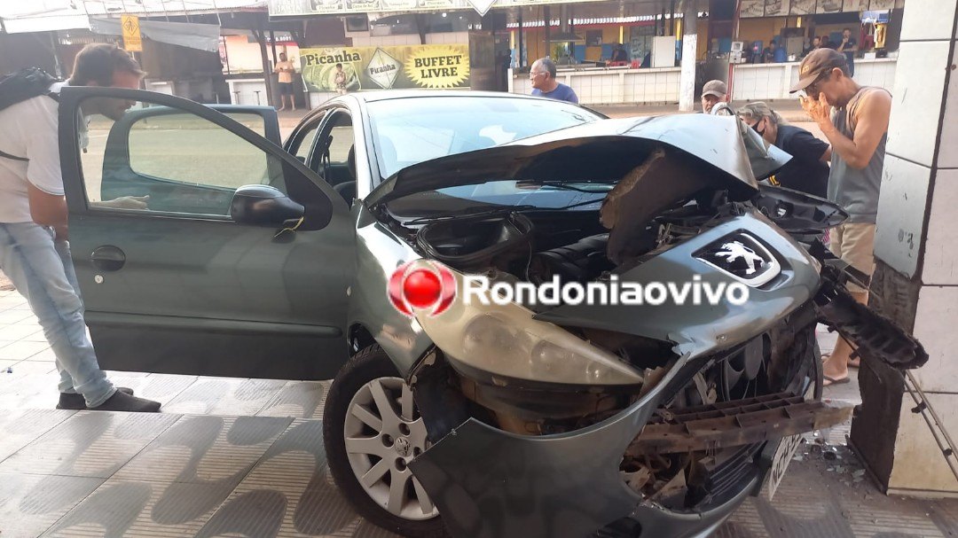 DESGOVERNADO: Mulher perde controle da direção de carro e bate contra prédio de lotérica 