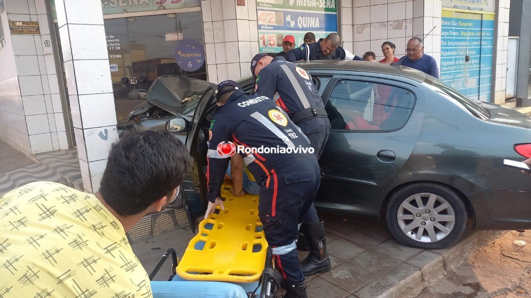 DESGOVERNADO: Mulher perde controle da direção de carro e bate contra prédio de lotérica 