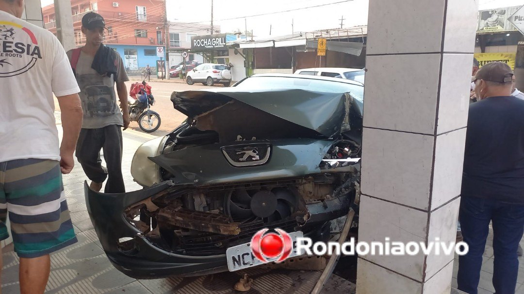 DESGOVERNADO: Mulher perde controle da direção de carro e bate contra prédio de lotérica 