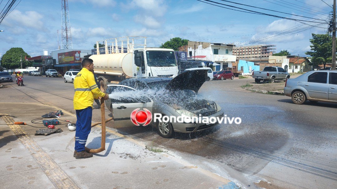 AO VIVO: Carro pega fogo em plena avenida da capital