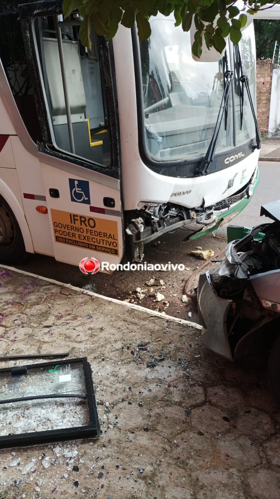 INABILITADO: Vídeo mostra jovem  embriagado batendo Civic de frente com ônibus do IFRO 