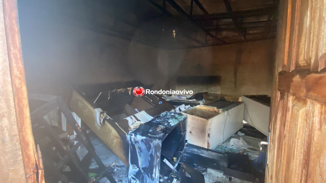 ATAQUE DE FÚRIA: Mulher coloca fogo na casa do namorado e foge na motocicleta dele 