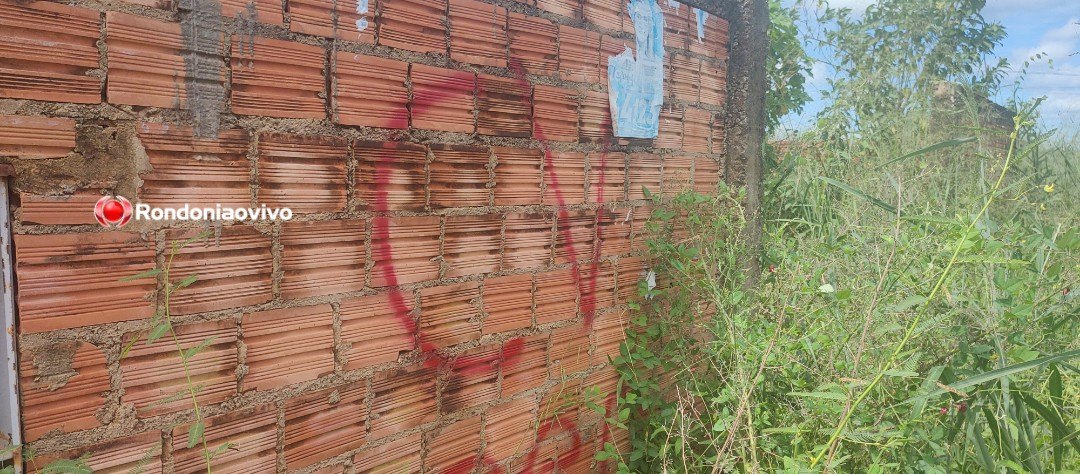 MULHER CASADA: 'Morreu porque é cavalo', diz bilhete encontrado com homem morto a golpes de facão