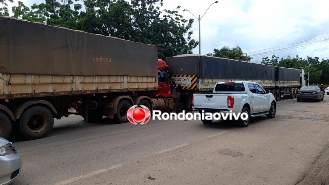 GRAVE BATIDA: Carreta colide violentamente na traseira de outra na Jorge Teixeira 
