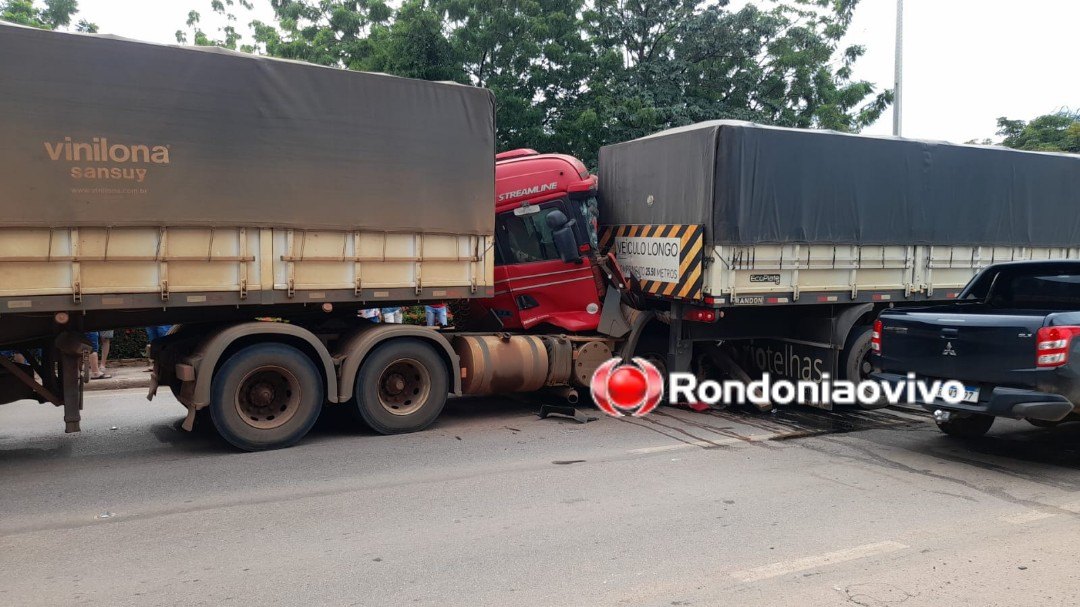 GRAVE BATIDA: Carreta colide violentamente na traseira de outra na Jorge Teixeira 