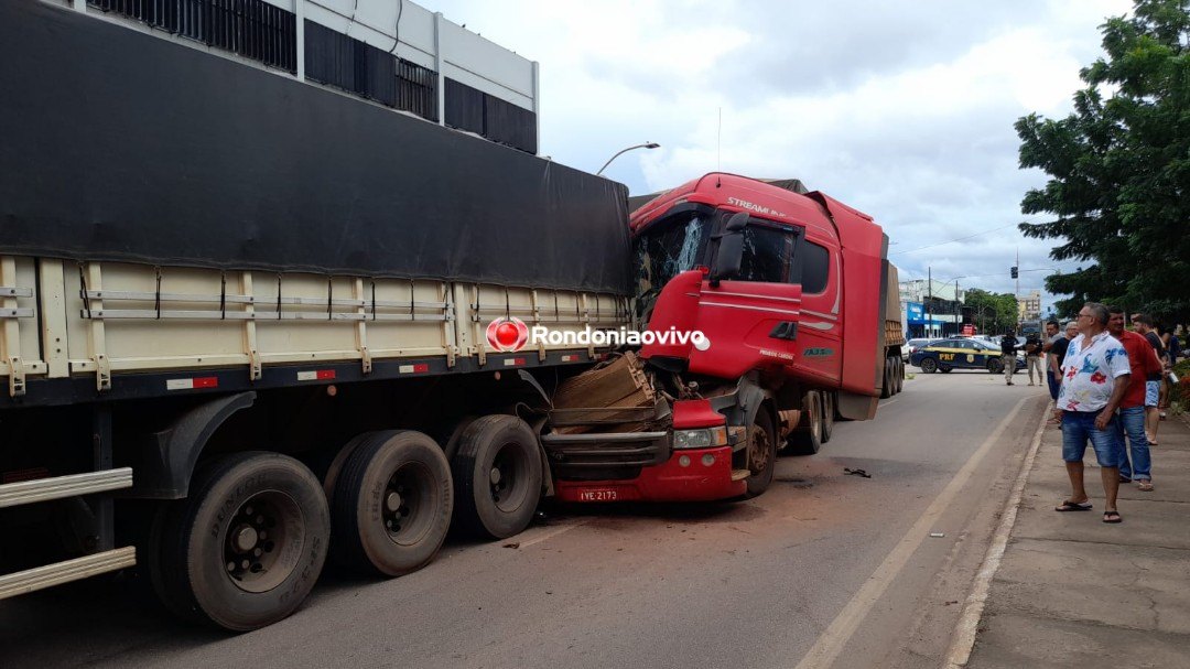 GRAVE BATIDA: Carreta colide violentamente na traseira de outra na Jorge Teixeira 
