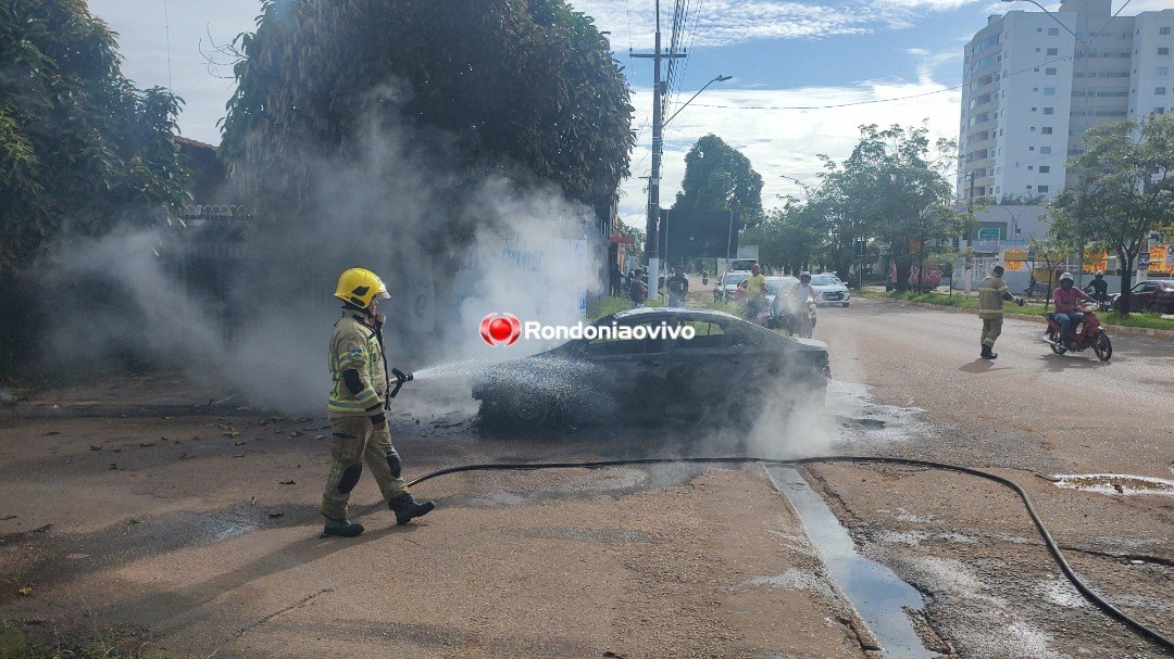 SINISTRO: HB20 pega fogo e fica destruído em avenida da capital