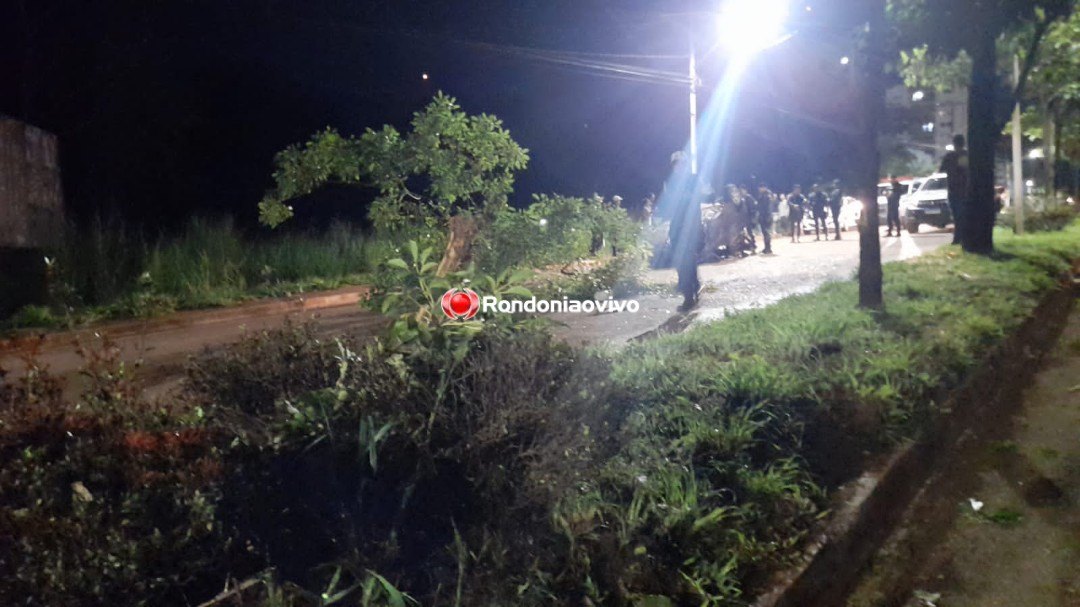 CAPOTAMENTO: Veículo Uno ocupado por casal arranca árvore em grave acidente 