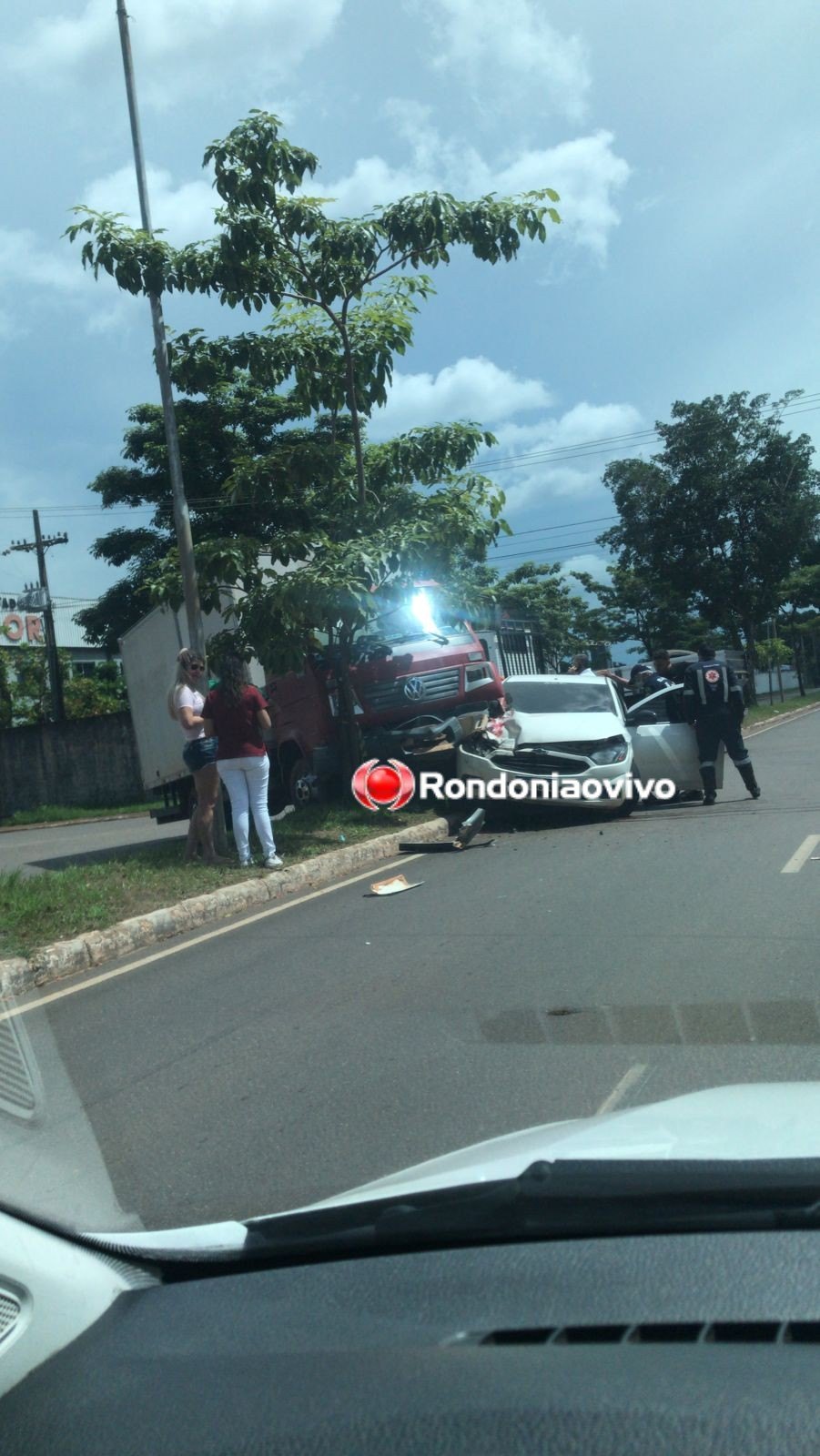 PLANTÃO RONDONIAOVIVO: Grave colisão envolvendo caminhão e carro de passeio na Rio Madeira