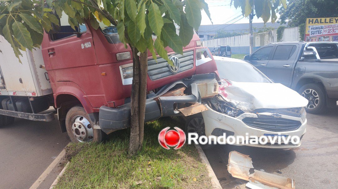 PLANTÃO RONDONIAOVIVO: Grave colisão envolvendo caminhão e carro de passeio na Rio Madeira