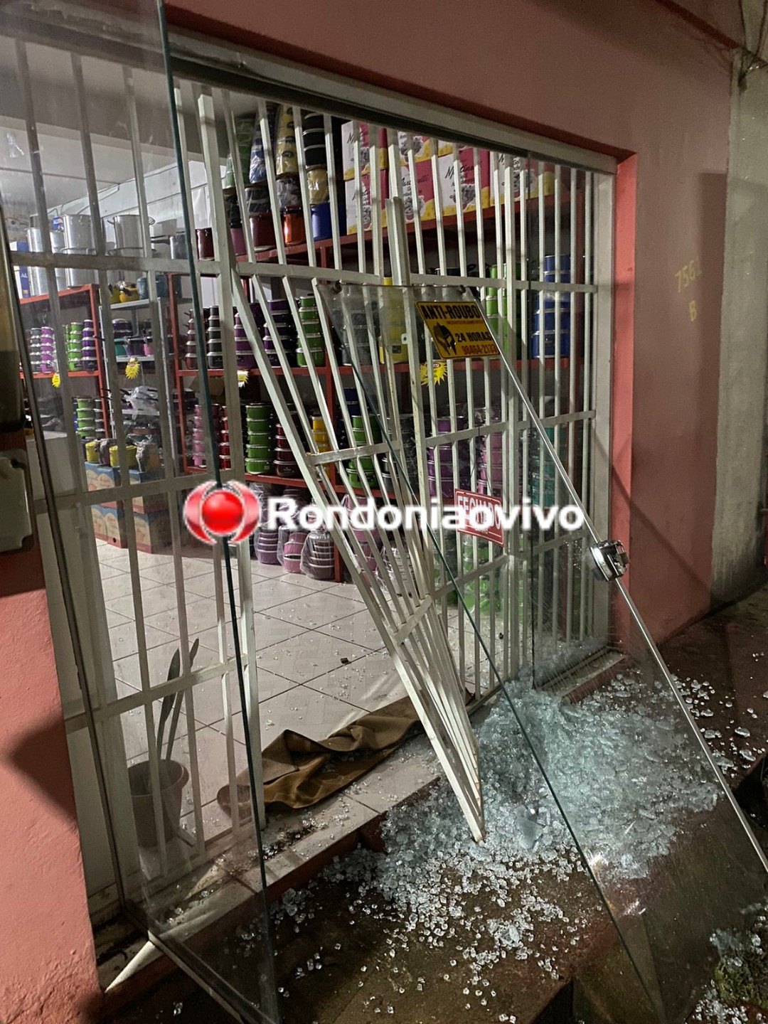 VEJA O VÍDEO: Casal ladrão é flagrado furtando loja mesmo com o alarme disparado