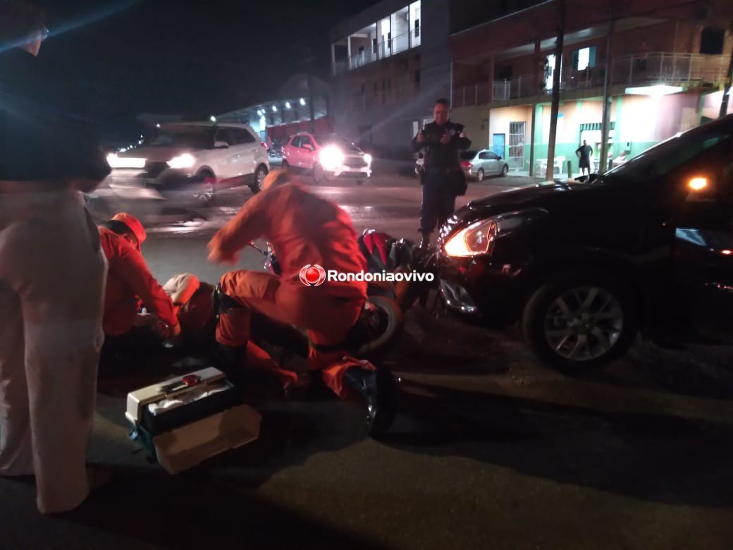 FERIDA: Mulher em motocicleta é atingida por carro na Avenida Abunã 