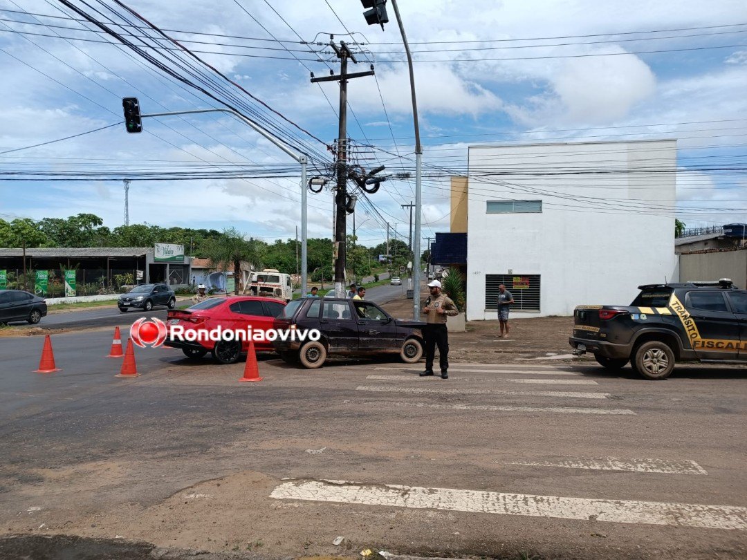 IMPRUDÊNCIA: Grave batida entre carros é registrada após motorista fazer conversão proibida 