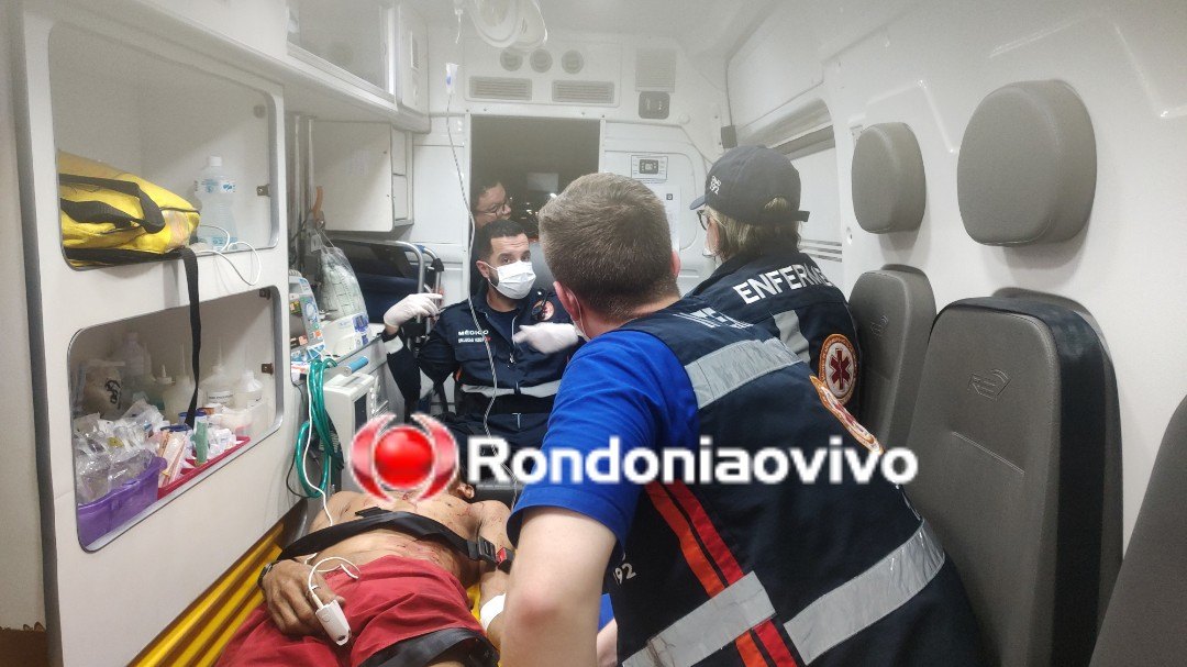 ASSISTA: Jantar entre família acaba com adolescente atacando  o padrasto nas costas 