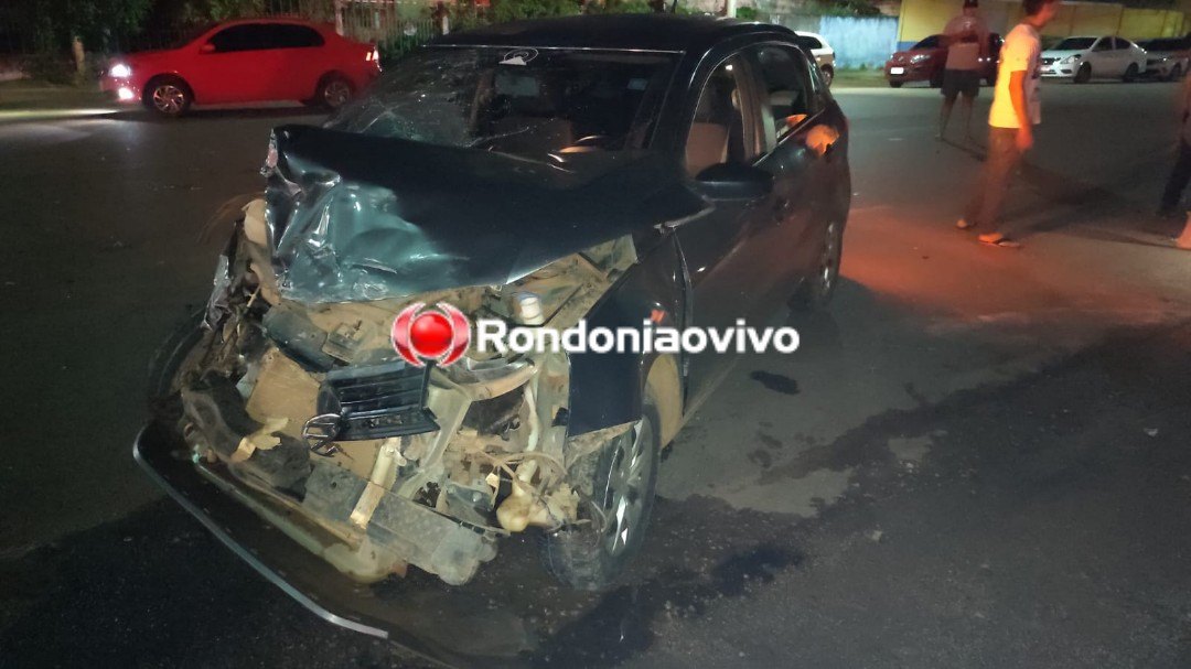 GRAVE ACIDENTE: Hilux capota após avançar cruzamento e deixa três feridos 