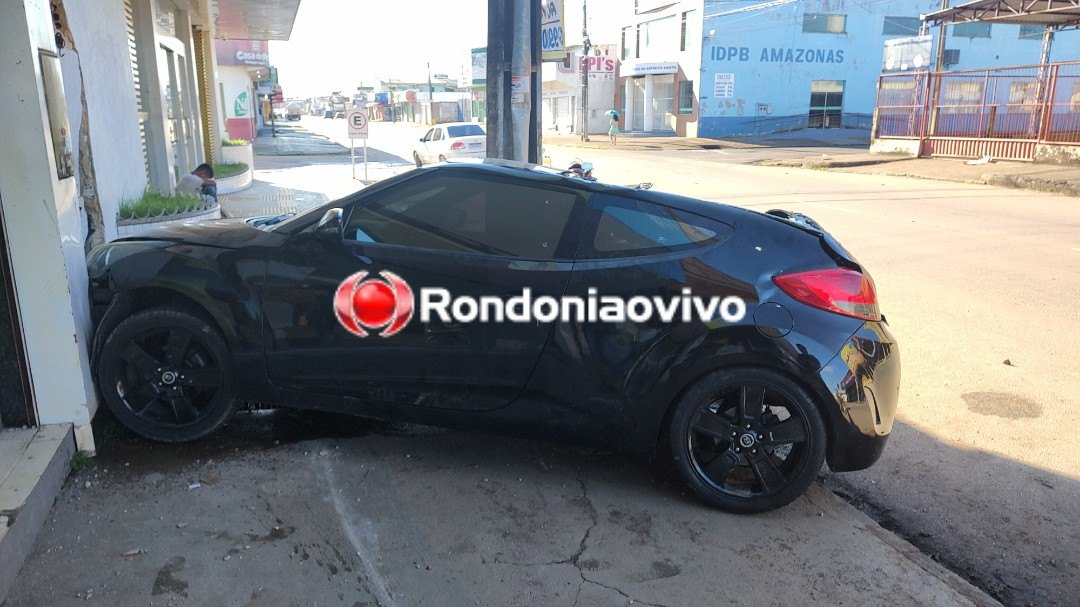 CARRO DE LUXO: Veloster desgovernado atinge agência do Banco do Brasil e fica destruído