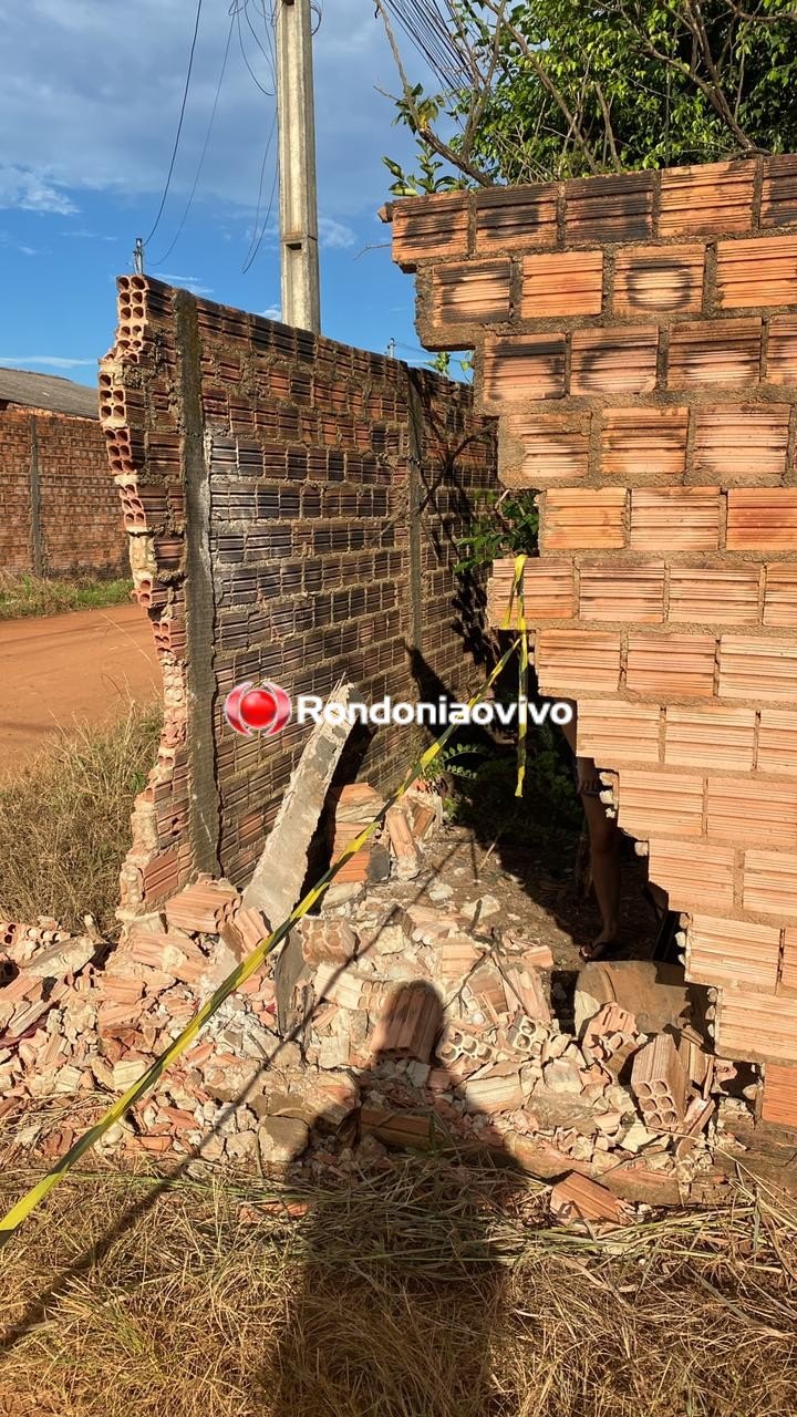 DUPLA DO GOL: Criminoso baleado tentou atropelar policiais e derrubou muro de casa