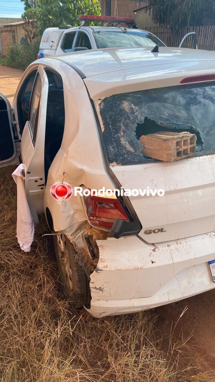 DUPLA DO GOL: Criminoso baleado tentou atropelar policiais e derrubou muro de casa