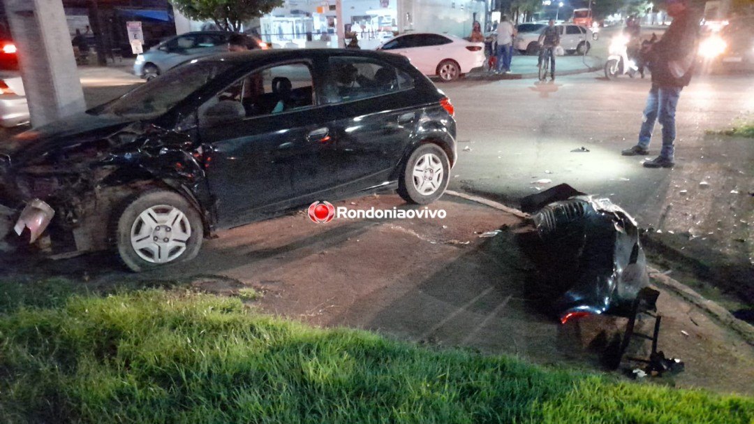 CRUZAMENTO: Batida entre veículos na Carlos Gomes deixa três pessoas feridas