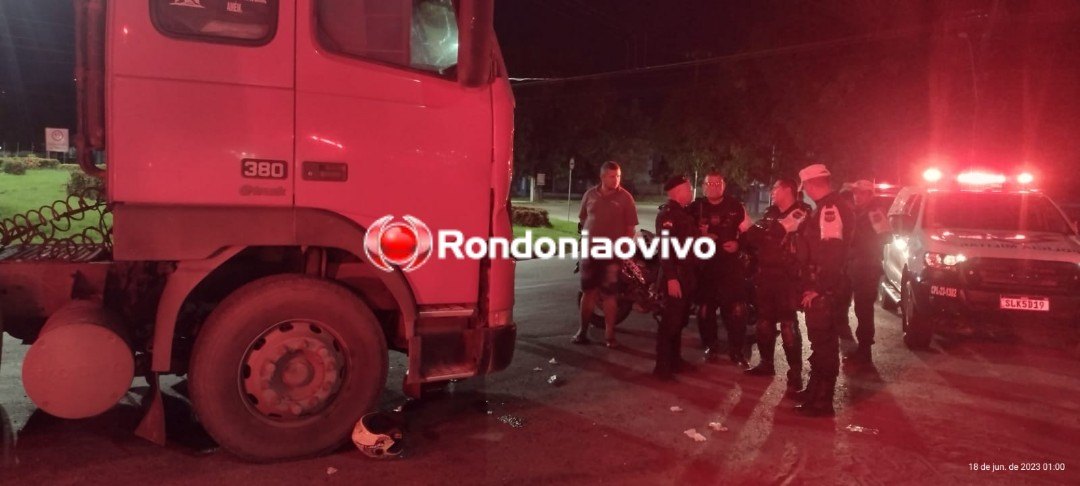 ROLEZINHO: Dupla em motocicleta bate de frente com carreta ao tentar fugir da PM 