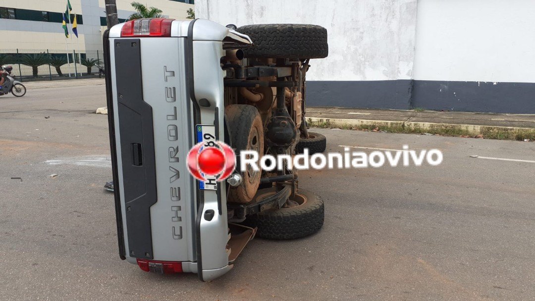 URGENTE: Caminhonete capota e mulher fica ferida na Pinheiro Machado