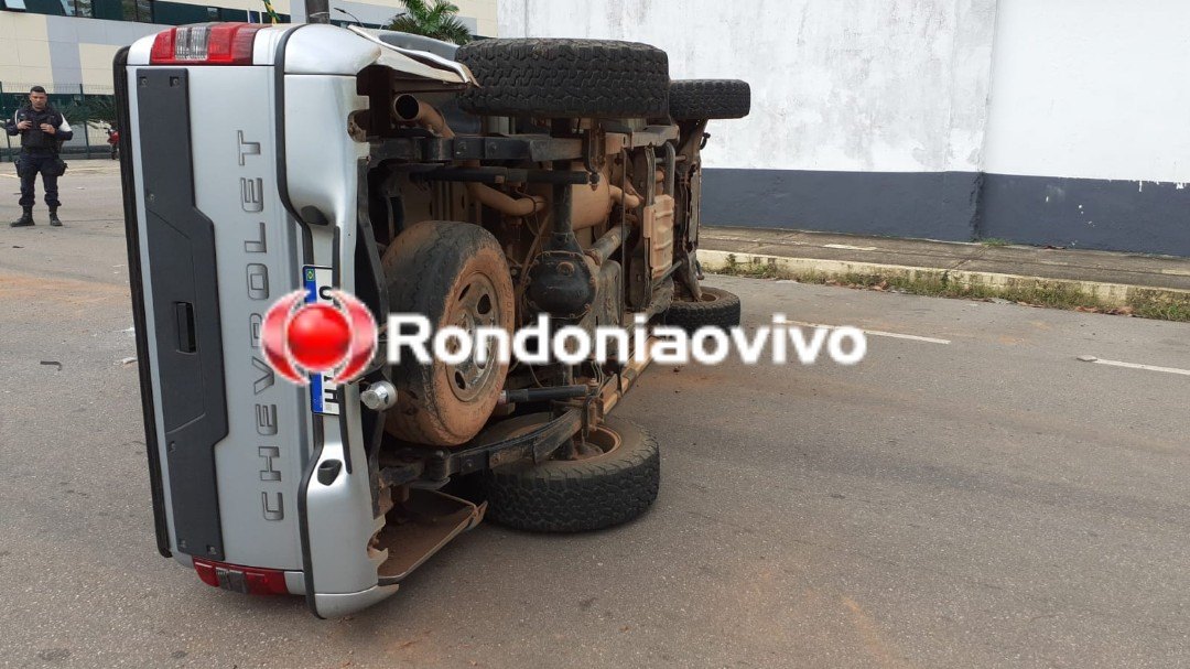 URGENTE: Caminhonete capota e mulher fica ferida na Pinheiro Machado