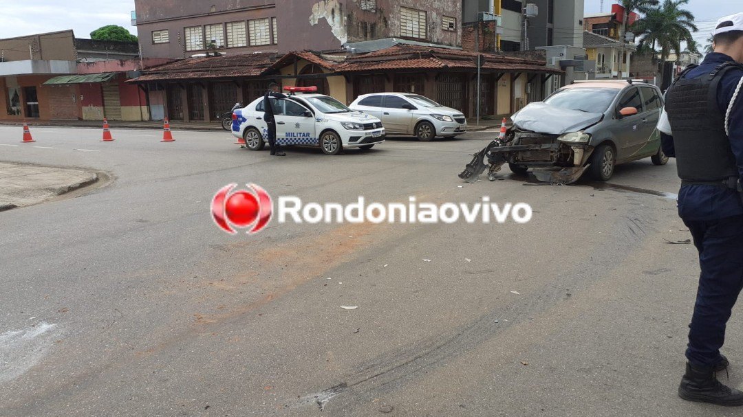 URGENTE: Caminhonete capota e mulher fica ferida na Pinheiro Machado