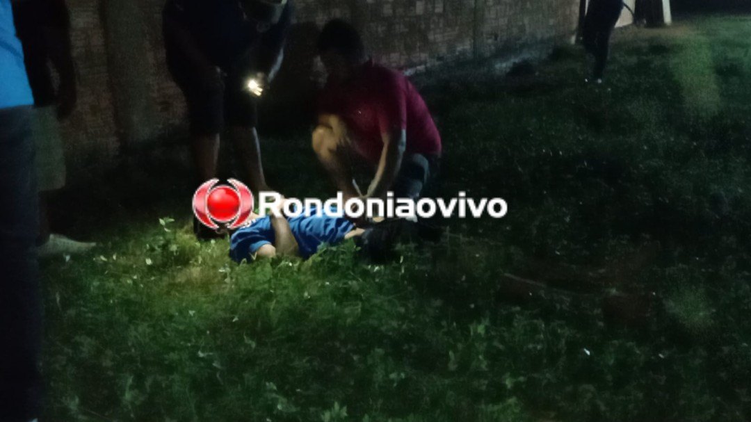 ALTA VELOCIDADE: Motorista de Gol passa direto, destrói muro de residência e cai em buraco 