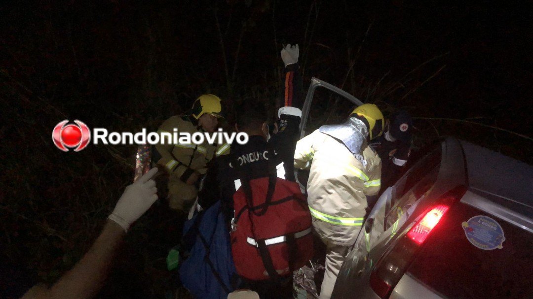 BR-364: Carro vai parar em ribanceira após colisão próximo ao Bairro Novo