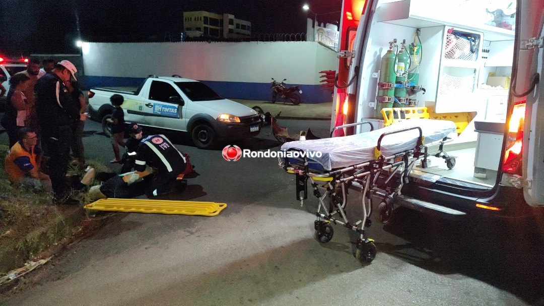 URGENTE: Motociclista vai parar em bueiro após grave acidente