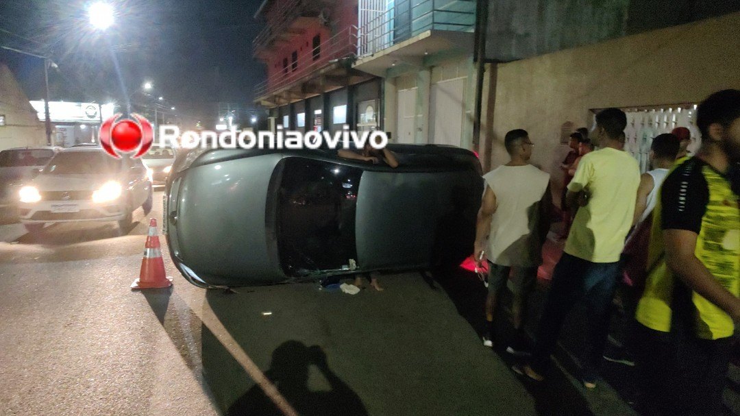 SEM CONTROLE: Veículo Gol capota após colisão com Onix estacionado 