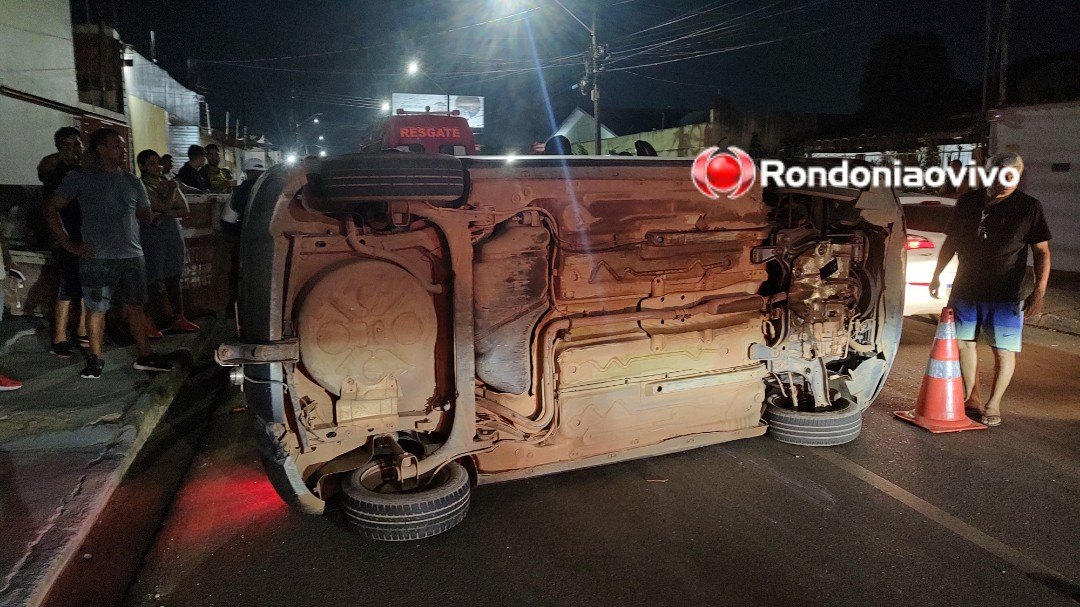 SEM CONTROLE: Veículo Gol capota após colisão com Onix estacionado 