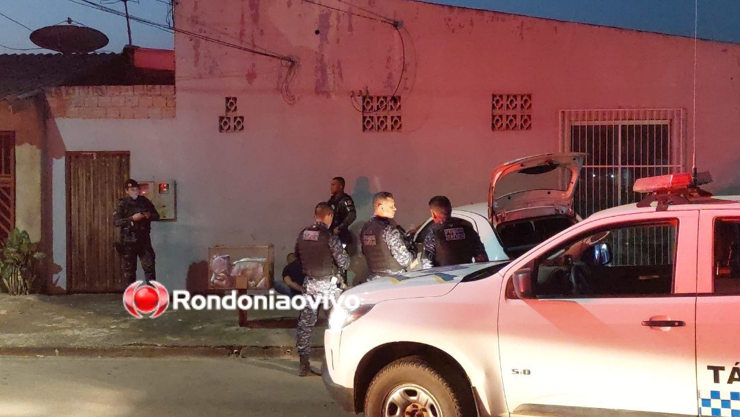 BATEU NA VIATURA: Carro destrói parede de residência durante fuga alucinada 