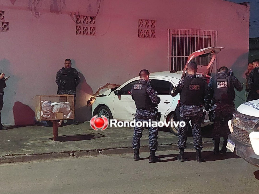 BATEU NA VIATURA: Carro destrói parede de residência durante fuga alucinada 