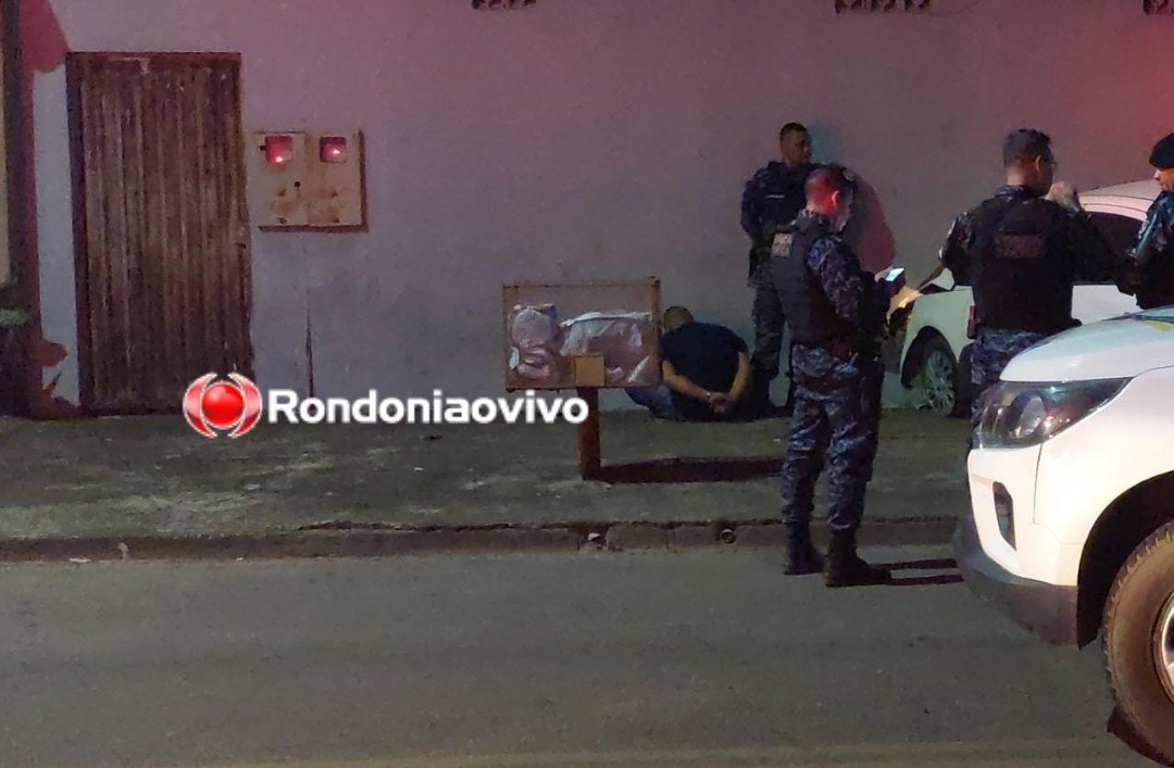 BATEU NA VIATURA: Carro destrói parede de residência durante fuga alucinada 