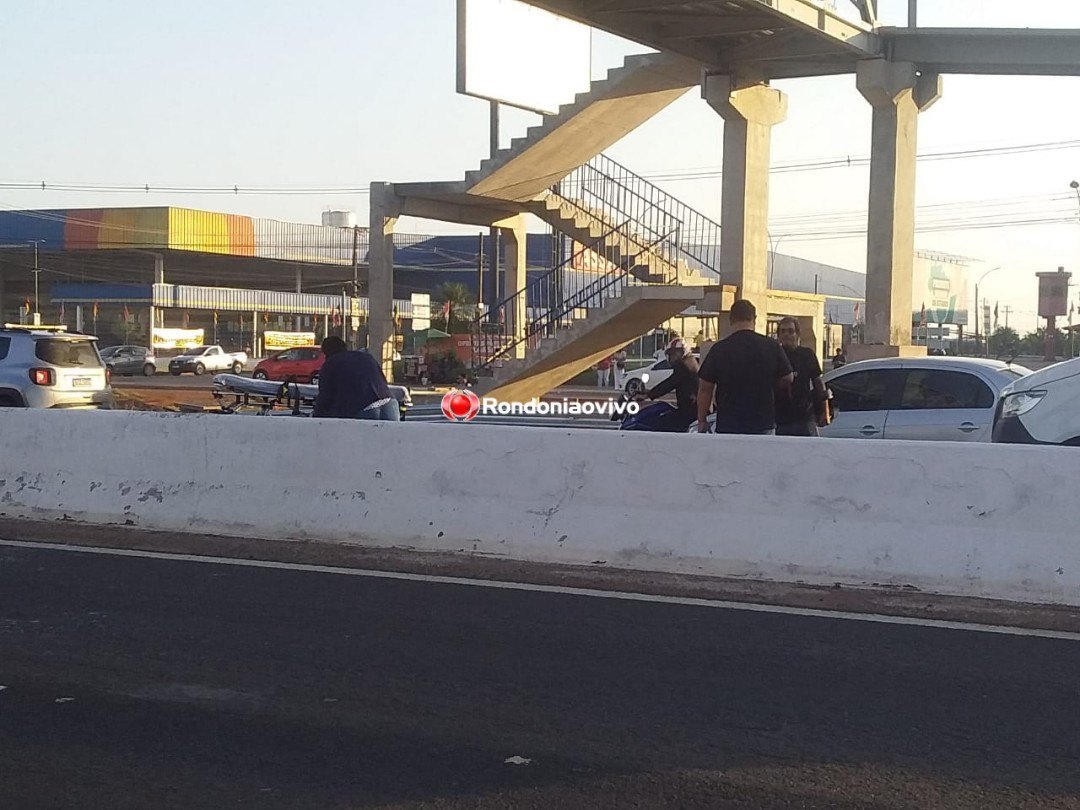 NA BR-364: Acidente entre carro e moto deixa mulher com fratura na perna 