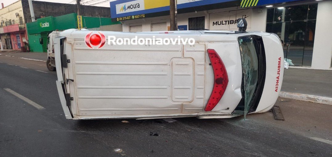 NO SEMÁFORO: Ambulância capota após colisão com caminhonete na Jorge Teixeira 