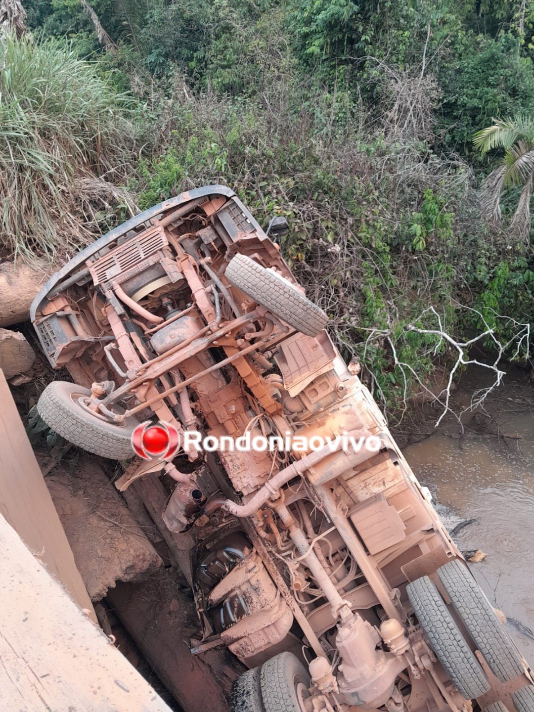 VÍDEO: Ponte quebra e caminhão caçamba da Prefeitura desaba em igarapé 