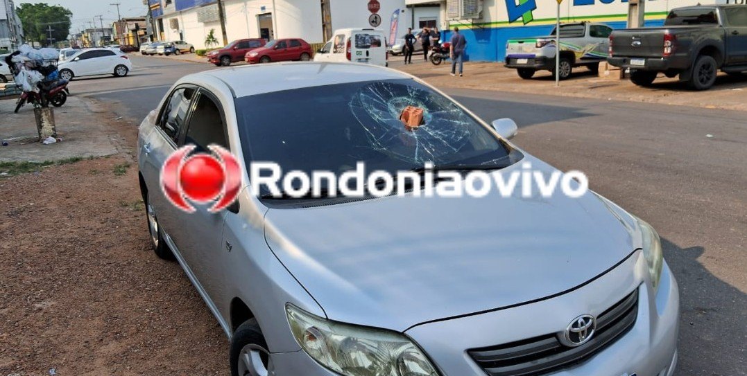 VEJA VÍDEO: Homem destrói para-brisas de dois carros próximo de delegacia 