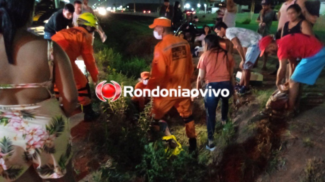 GRAVIDADE: Mulher em moto vai parar em vala após atropelar ciclista na BR-364